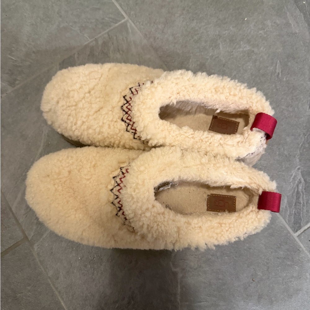 UGG Cream Sherpa Kids Slip-On Slippers with Pink Pull Tab